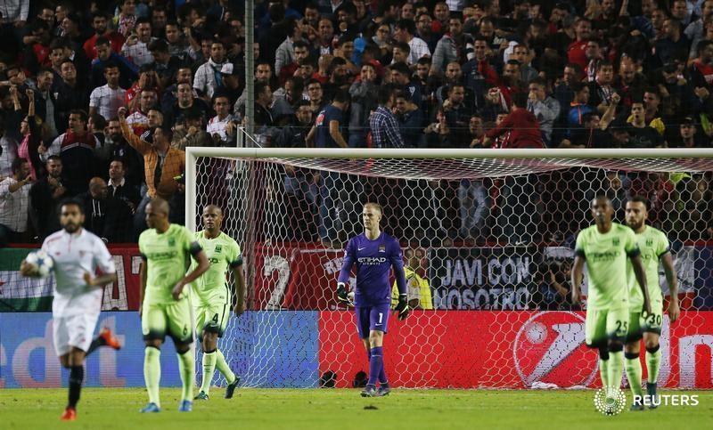 Football - Sevilla v Manchester City - UEFA Champions League Group Stage - Group D - Estadio Sanchez Pizjuan, Sevilla, Spain - 3/11/15nManchester City's Joe Hart looks dejected after Sevilla's first goalnAction Images via Reuters / Andrew BoyersnLivepicnEDITORIAL USE ONLY. - RTX1UMHU