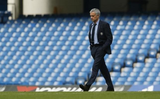 Football - Chelsea v Liverpool - Barclays Premier League - Stamford Bridge - 15/16 - 31/10/15nChelsea manager Jose Mourinho walks on the pitch after defeatnAction Images via Reuters / John Sibley
