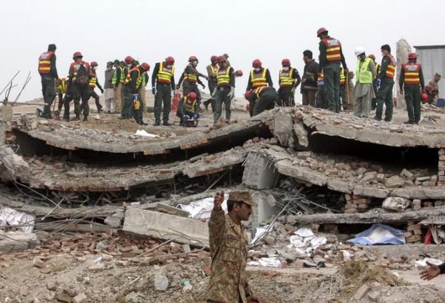 Rescue workers search for survivors after a factory collapsed near the eastern city of Lahore, Pakistan on November 5, 2015. Photo: Reutes