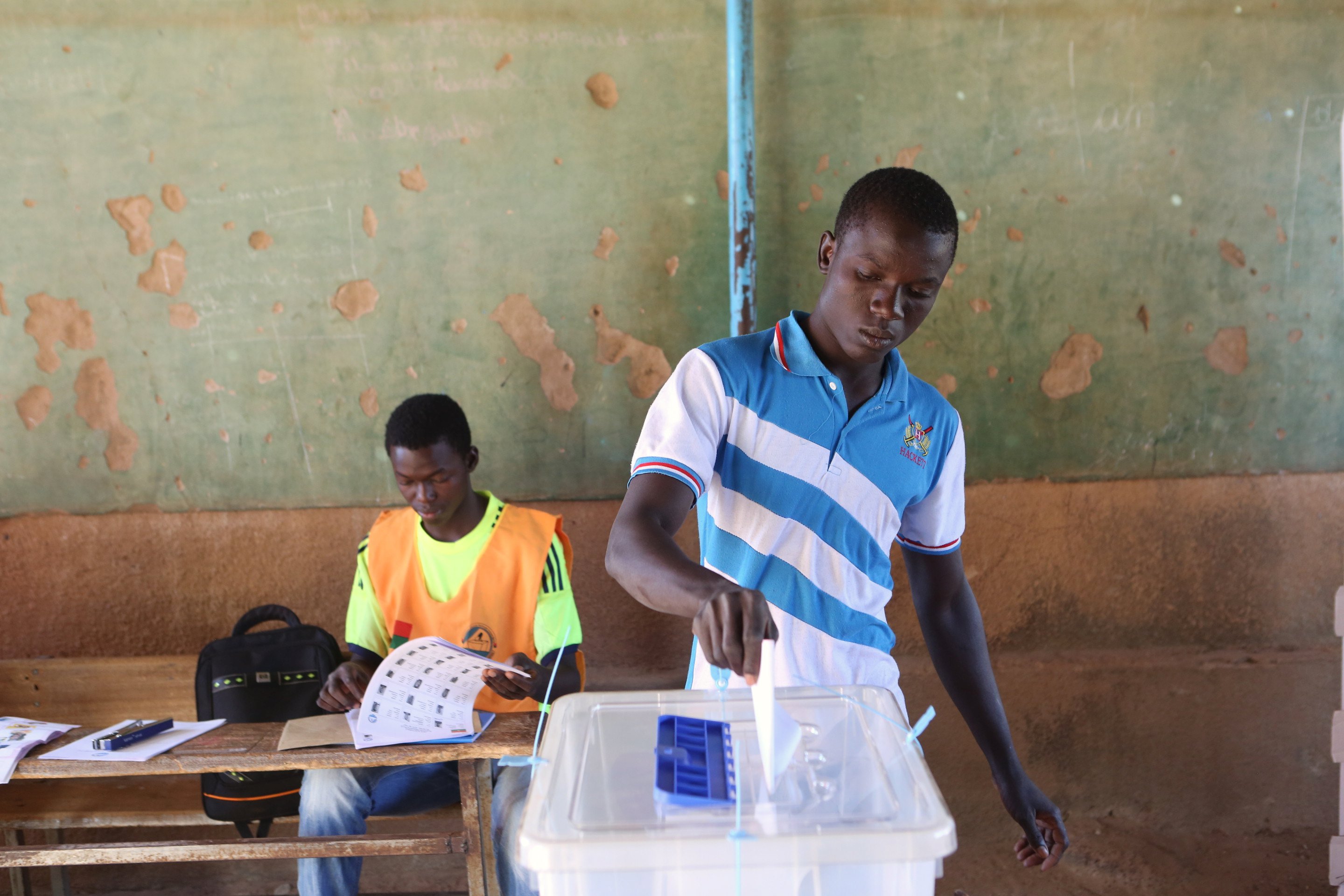 A man votes at a polling station during the presidential and legislative election in Ouagadougou, Burkina Faso, November 29, 2015. Photo: Reuters