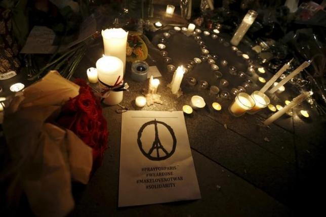 Candles line the sidewalk at a vigil outside the French Consulate in response to the attacks in Paris, in Los Angeles, California, United States, November 14, 2015. REUTERS/Lucy Nicholson