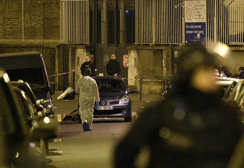 A forensic expert (Rear L in white) and special police work at the attack scene rue Bichat, in central Paris on November 14, 2015.Photo: AFP