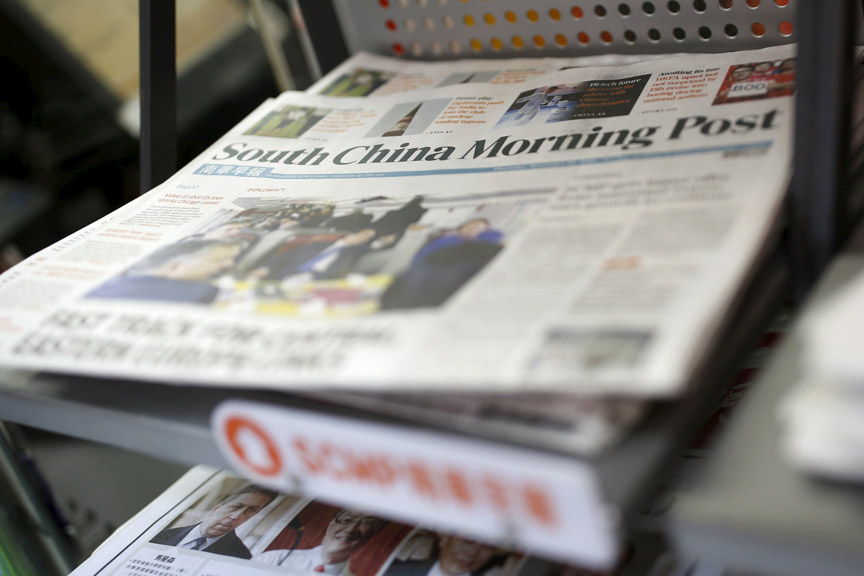 Copies of the South China Morning Post (SCMP) newspaper are seen on a newspaper stand in Hong Kong, China November 26, 2015. Chinese e-commerce titan Alibaba Group Holding Ltd has approached the publisher of Hong Kong's South China Morning Post newspaper to discuss buying its media assets, a source familiar with the matter said on Thursday. Photo: Reuters