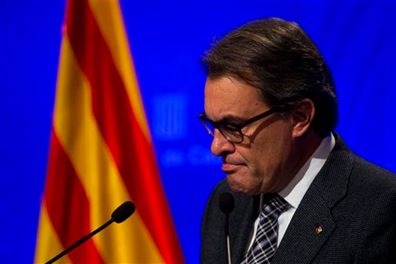 Acting regional President Artur Mas pauses during a press conference at the Generalitat Palace in Barcelona, Spain on Tuesday, November 24, 2015. Photo: AP
