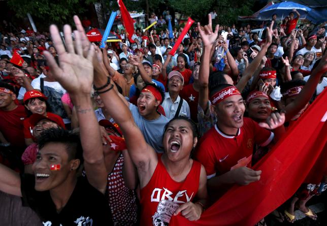 Supporters of Myanmar's pro-democracy figurehead Aung San Suu Kyi gather outside National League for Democracy headquarters (NLD) in Yangon, Myanmar, November 9, 2015. Photo: Reuters