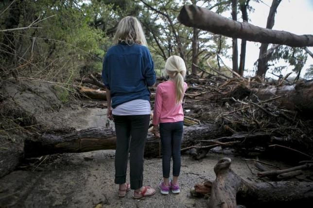 Residents observe the damage from the Blanco river flooding in Wimberley in Hays County, Texas, October 30, 2015.  REUTERS/Ilana Panich-Linsman