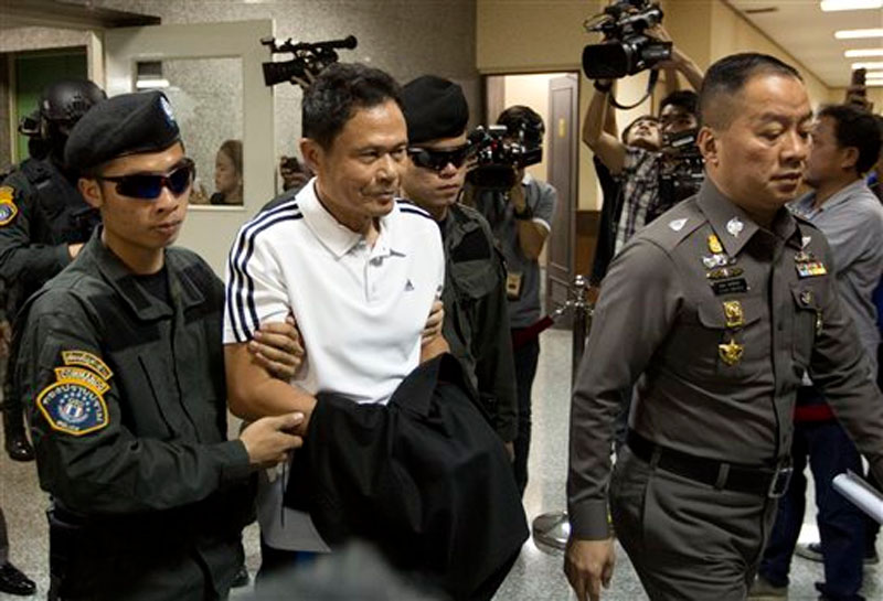 Suspect Prathin Janket is escorted past waiting media at police headquarters in central Bangkok, Thailand, Thursday, November 26, 2015. Photo: AP