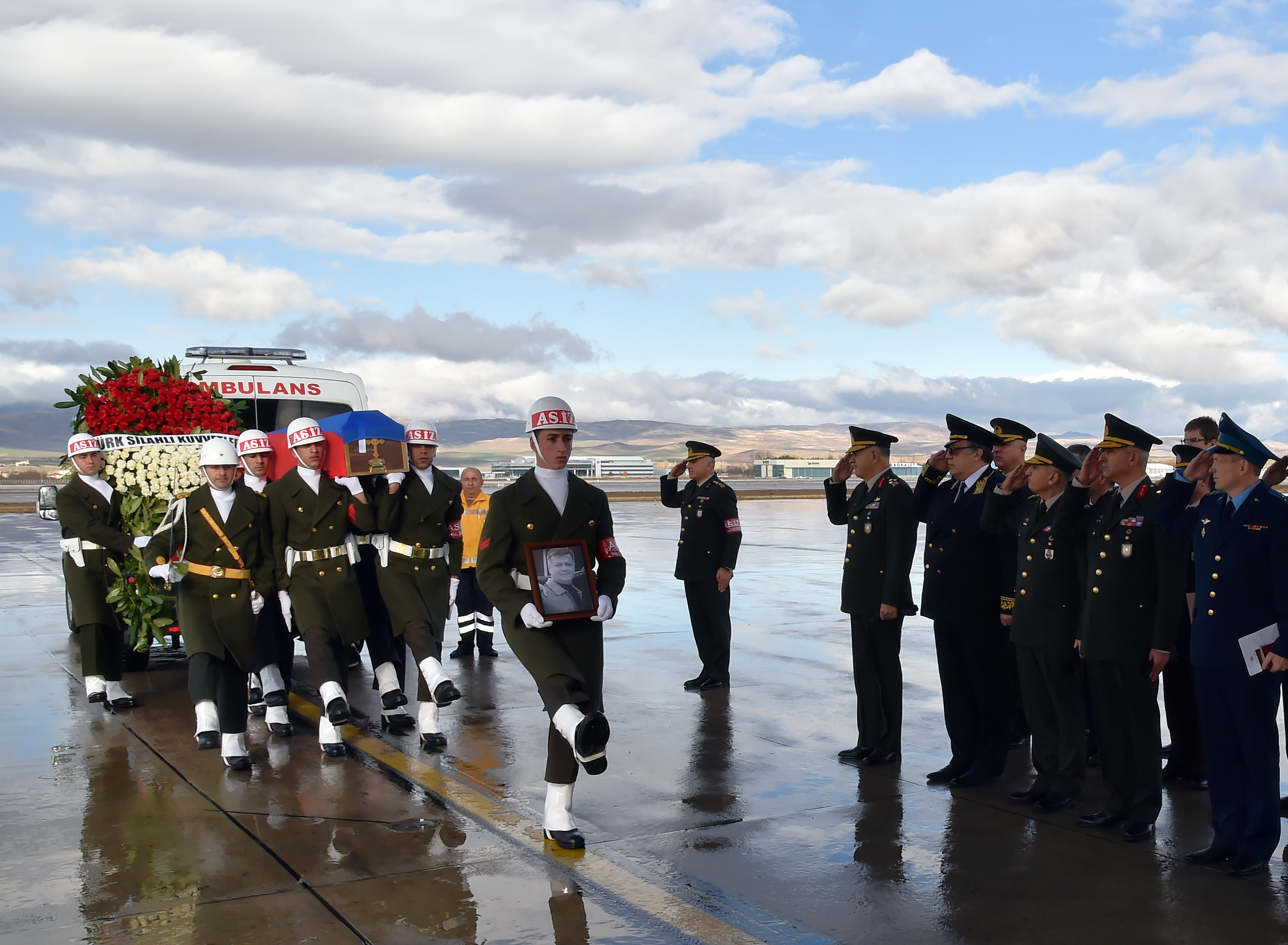 Turkish and Russian military officers salute as a Turkish honour guard carry the coffin of Russian pilot Lt. Col. Oleg Peshkov into a Russian Air Force transport plane at Esenboga Airport in Ankara, Turkey, Monday, Nov. 30, 2015. Photo: AP
