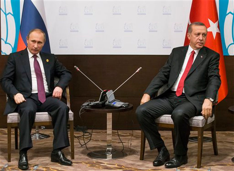 Russian President Vladimir Putin (left) and Turkish President Recep Tayyip Erdogan pose for the media before their talks during the G-20 Summit in Antalya, Turkey on Monday, November 16, 2015. Photo: AP