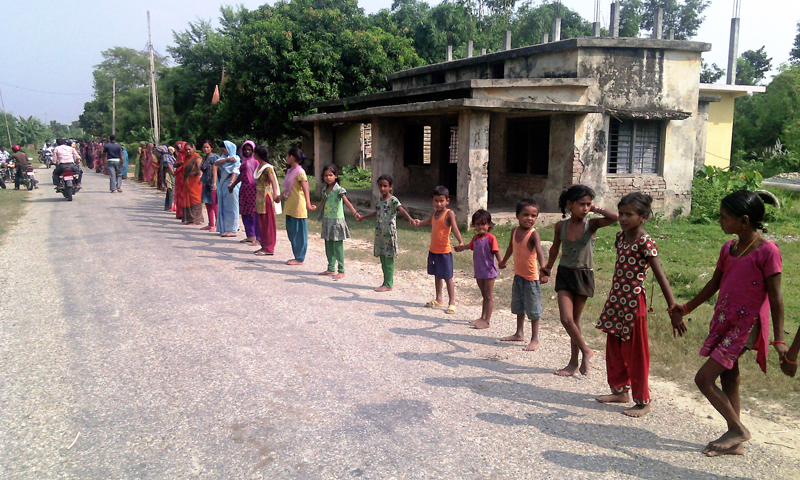 Children participating in a human chain along the Postal Highway as the Madhesi Parties organised the event to pressurise the government to meet their demands, in Rautahat, on Thursday October 1, 2015: Photo: Prabhat Jha/ THT