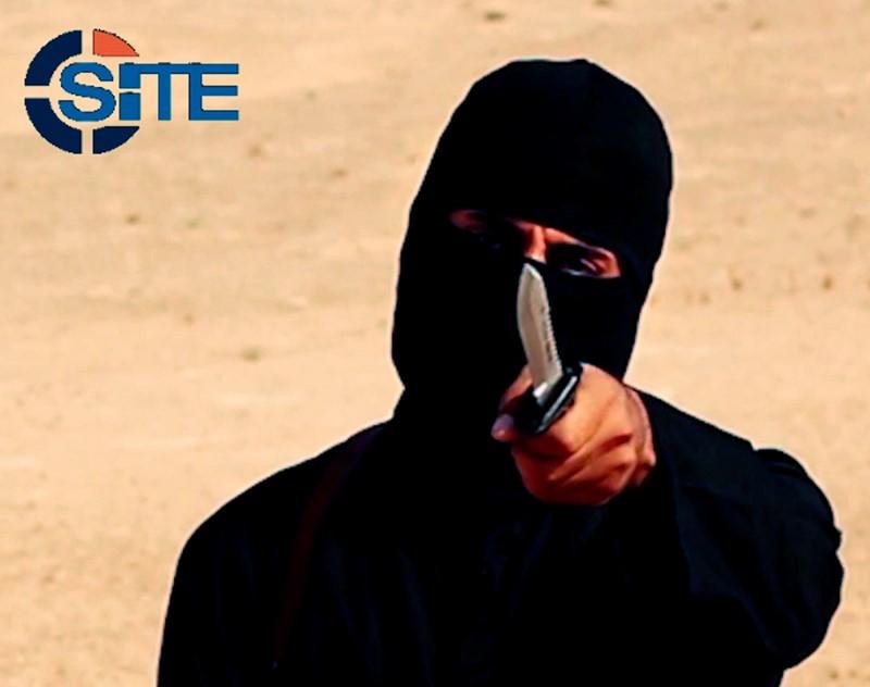 A masked, black-clad militant, who has been identified by the Washington Post newspaper as a Briton named Mohammed Emwazi, brandishes a knife in this still image from a 2014 video obtained from SITE Intel Group February 26, 2015. Photo: Reuters