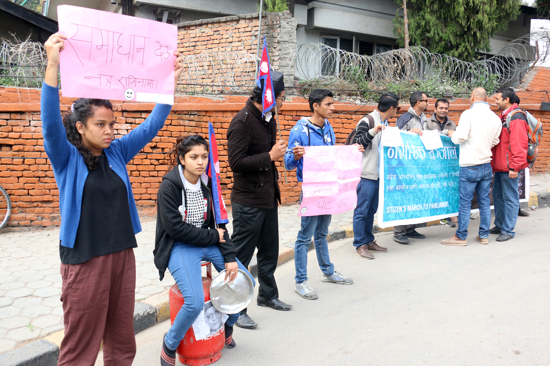 Youth gathering with placards to protest against the ongoing Madhesi protest, relief for quake victims, violence and black-marketing, in front of the PMu2019s official residence, Baluwatar, on Monday, November 30, 2015. Photo: RSS