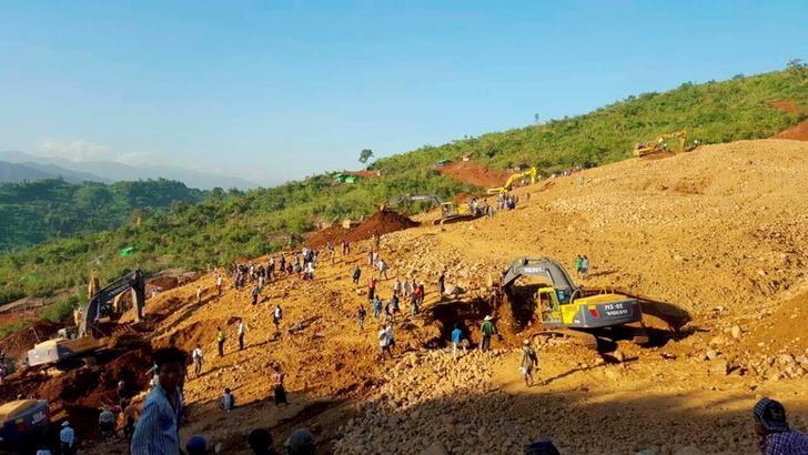People look for the bodies of miners killed by a landslide in Hpakant jade mine in Kachin state November 21, 2015. Picture taken November 21, 2015. REUTERS/Stringer