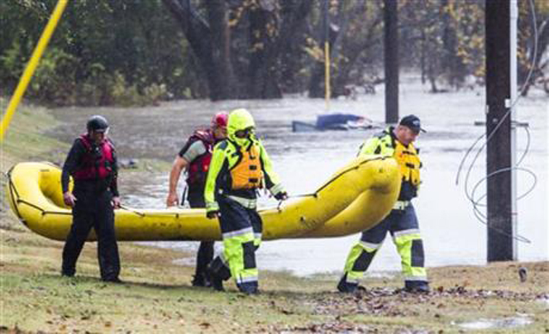Garland Fire Department rescue teams tend to a vehicle submerged in floodwaters Friday, Nov. 27, 2015, in Garland, Texas. Photo: AP