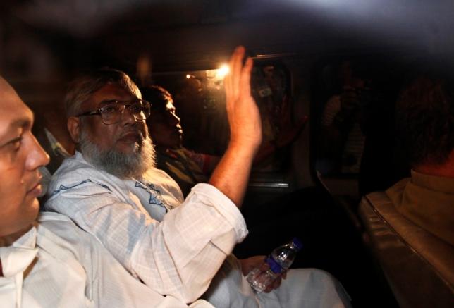 Ali Ahsan Mohammad Mujahid, deputy chief of Bangladesh Jamaat-e-Islami waves from a car as police arrest him in Dhaka in this file June 29, 2010 photo.  Photo: REUTERS