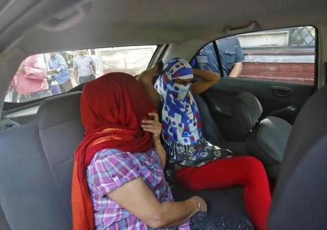 Two veiled Nepali women, who told police they were raped by a Saudi official, sit in a vehicle outside Nepal's embassy in New Delhi, India, September 9, 2015.Photo: REUTERS