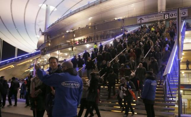 Crowds leave the Stade de France where explosions were reported to have detonated outside the stadium during the France vs German friendly match near Paris, November 13, 2015.      Photo: REUTERS