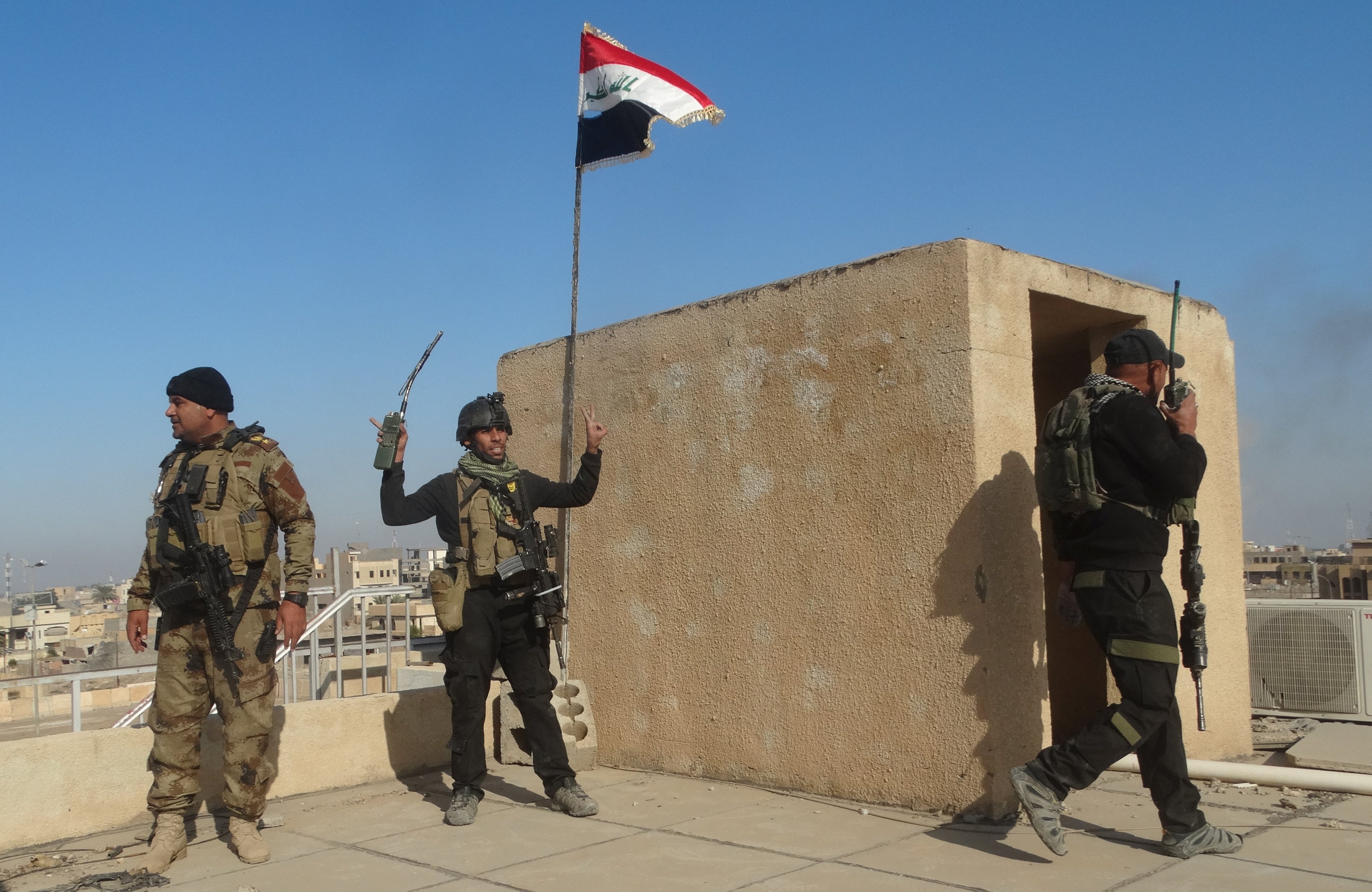 Iraqi security forces gather at a government complex in the city of Ramadi, December 28, 2015. Photo: Reuters