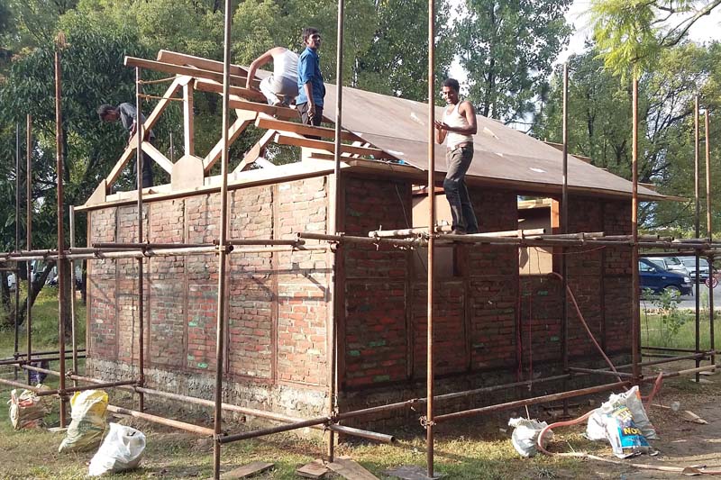 Construction workers make the final touches to a prototype house of the Nepal House Project designed by Japanese architect Shigeru Ban, in Kathmandu, on October 15, 2015. Photo: Shigeru Ban Architects via Reuters