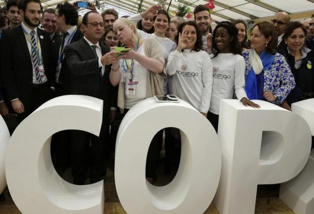 French President Francois Hollande (2ndL) poses with participants in the Climate Generations area during the World Climate Change Conference 2015 (COP21) at Le Bourget, near Paris, France, December 1, 2015. At 2ndR, French Minister for Ecology, Sustainable Development and Energy Segolene Royal.      REUTERS/Philippe Wojazer