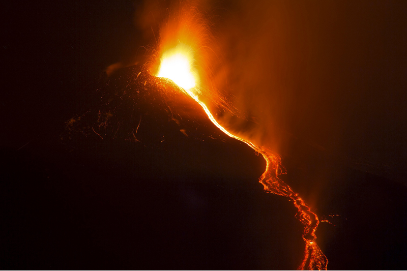 Italy's Mount Etna, Europe's tallest and most active volcano, spews lava as it erupts on the southern island of Sicily, Italy December 7, 2015. Photo: Reuters