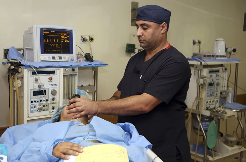 Anesthesiologist Bashar Taha works with his patient at a hospital in Baghdad on Sunday, November 29, 2015. Photo: AP