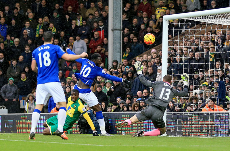Everton's Romelu Lukaku (centre) scores his side's first goal of the game during their English Premier League soccer match against Norwich City at Carrow Road, Norwich, England on Saturday, December 12, 2015. Photo: AP