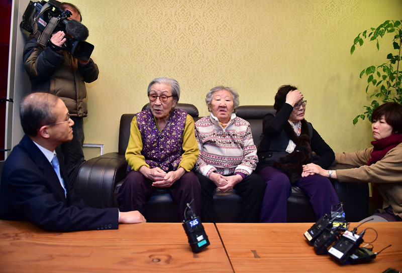 South Korean First Vice Foreign Minister Lim Sung-nam (left) explains the government's position at talks with former sex slaves Kim Bok-dong (second left) Gil Won-Ok (centre) and Lee Yong-su, (second right) during his visit to a shelter for women, who were forced into Japanese military-run brothels during World War II, in Seoul on Tuesday, December 29, 2015.  Photo: AP
