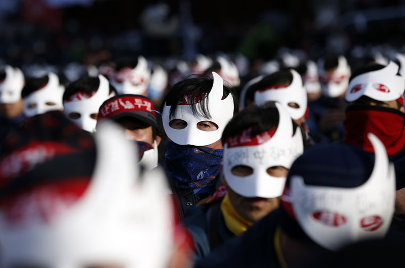 South Korean protesters attend an anti-government rally in downtown Seoul, South Korea, Saturday, December 5, 2015. Photo: AP
