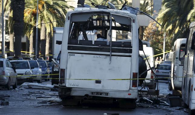 Tunisian forensics police inspect a Tunisian presidential guard bus at the scene of a suicide bomb attack in Tunis, Tunisia November 25, 2015. REUTERS/Zoubeir Souissi