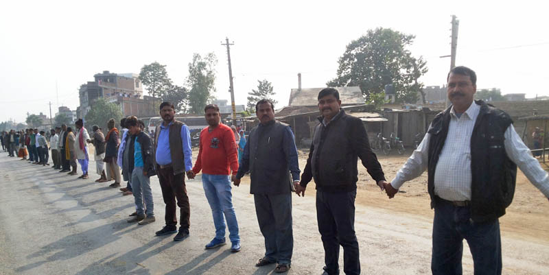 Cadres of the United Democratic Madhesi Front forming a human chain along the 42-kilometre road-section from Gaur to Chandranigahapur on Friday, December 11, 2015. Photo: Prabhat Kumar Jha