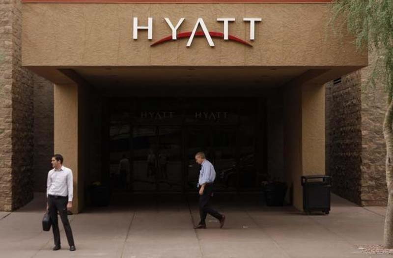 People are seen outside the Hyatt Hotel in Phoenix, Arizona November 4, 2009. Photo: Reuters/ File