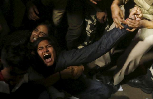 A demonstrator is detained by police during a protest against the release of a juvenile rape convict, in New Delhi, India, December 20, 2015. Photo: Reuters