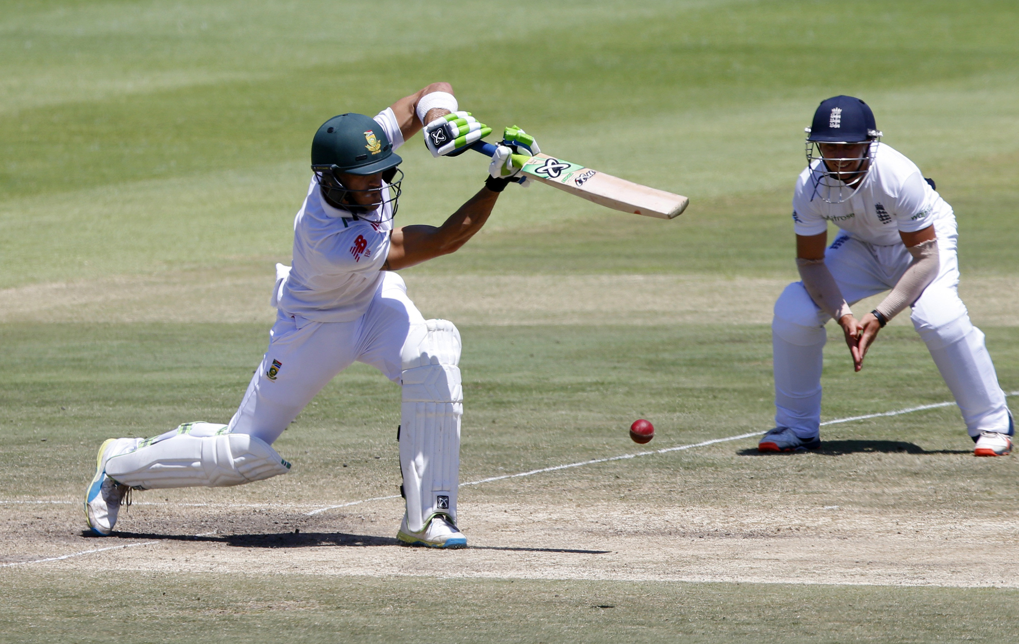 South Africa's Faf du Plessis (left) plays a shot as England's James Taylor looks on during the second cricket test match in Cape Town, January 5, 2016. Photo: Reuters