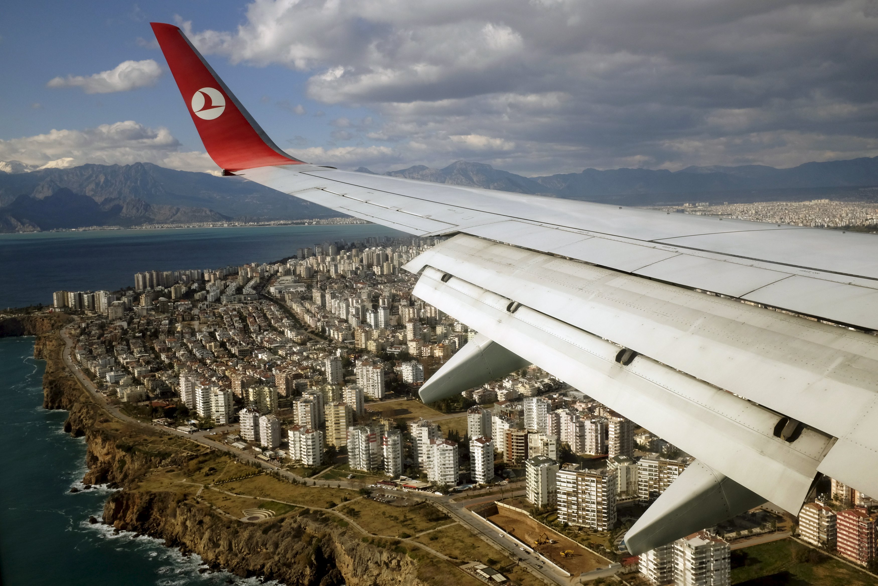 A Turkish Airlines Boeing 737-800 aircraft approaches to land at Antalya International airport in the Mediterranean resort city of Antalya, Turkey, January 8, 2016. Photo: Reuters