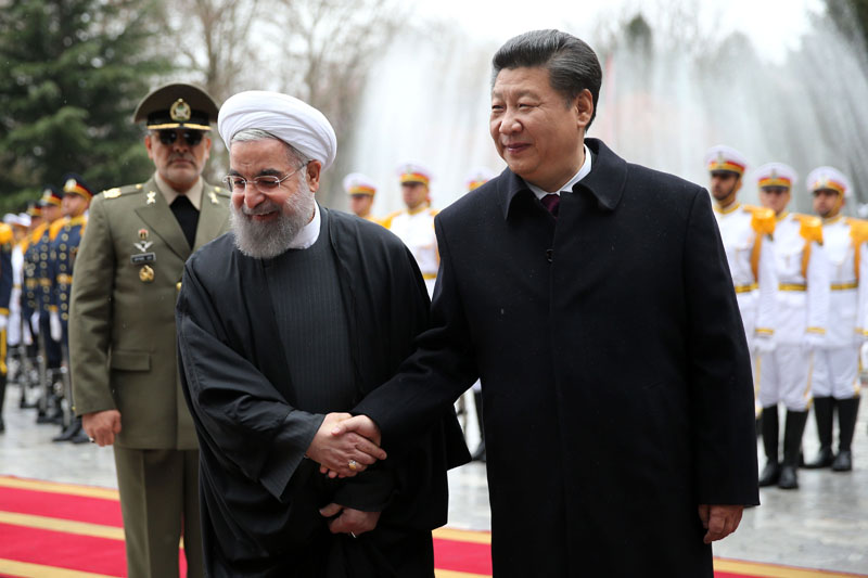 Chinese President Xi Jinping (right) shakes hands with Iranian President Hassan Rouhani in an official arrival ceremony, at the Saadabad Palace in Tehran, Iran, on Saturday, January 23, 2016. Photo: AP