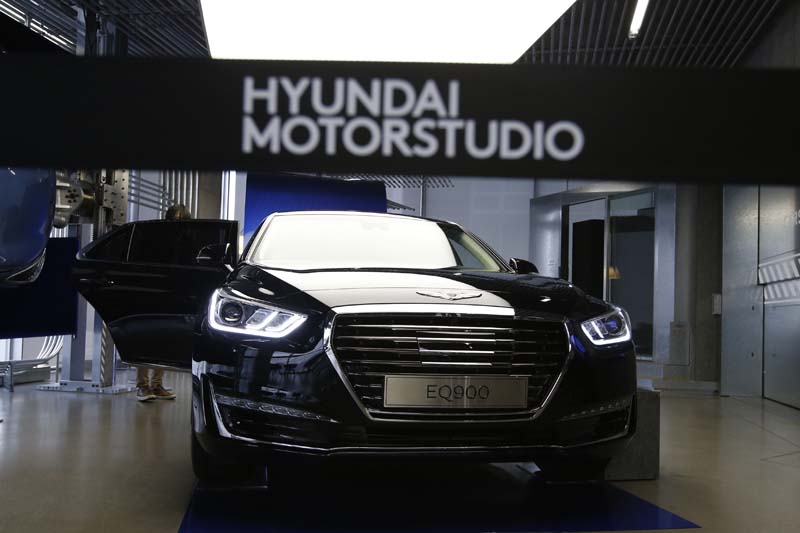A visitor checks the Hyundai Motor's Genesis EQ900 sedan displayed at its showroom in Seoul, South Korea, on Tuesday, January 26, 2016. Photo: AP
