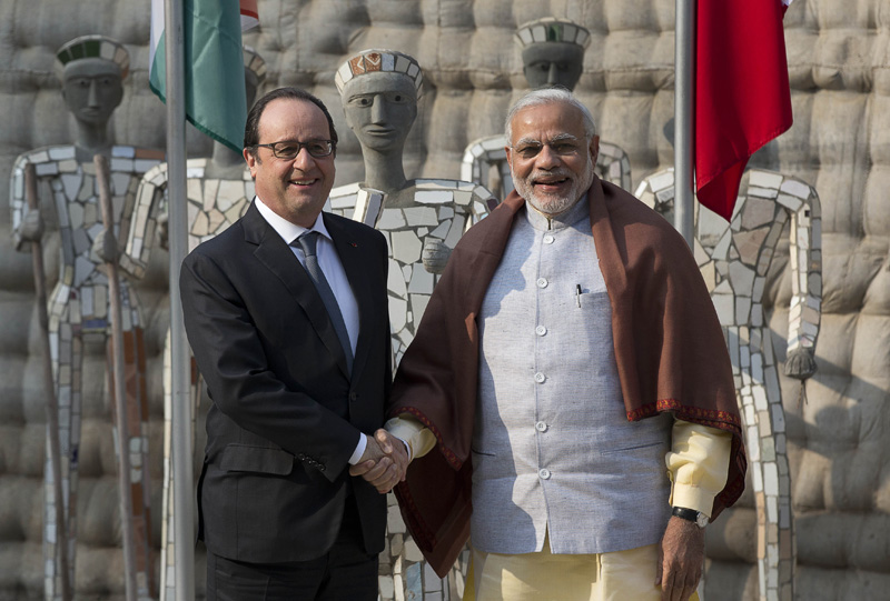Indian Prime Minister Narendra Modi, right and French President Francois Hollande pose for the media at the Rock Garden in Chandigarh, India, Sunday, January 24, 2016. Photo: AP