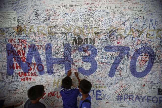 Children write messages of hope for passengers of missing Malaysia Airlines Flight MH370 at Kuala Lumpur International Airport (KLIA) outside Kuala Lumpur June 14, 2014. REUTERS/Samsul Said