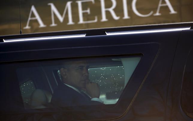 U.S. President Barack Obama looks out from his motorcade vehicle upon his arrival at Walter Reed National Military Medical Center to visit with wounded service members in Bethesda, Maryland January 25, 2016. REUTERS/Kevin Lamarque