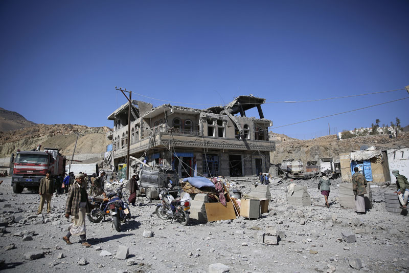 People inspects the site of a house damaged by Saudi-led airstrikes in Sanaa, Yemen, on Monday, January 4, 2016. Photo: AP