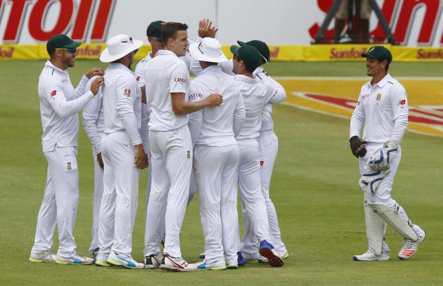 South Africa's players celebrate the wicket of England's Alex Hales (not in picture) during their second cricket test match in Cape Town, South Africa, January 6, 2016. Photo: THT
