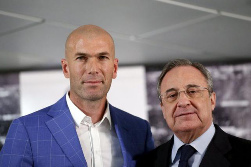 Real Madrid's new coach Zinedine Zidane (L) and Real Madrid's President Florentino Perez pose for the media at Santiago Bernabeu stadium in Madrid, Spain, January 4, 2016. Photo: Reuters
