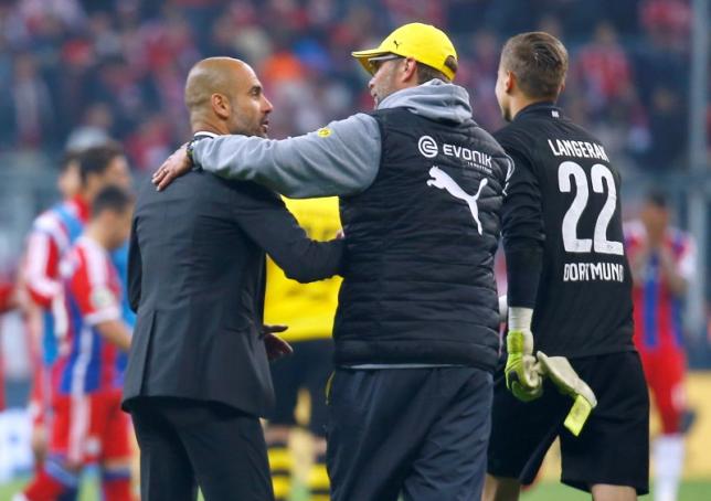 Bayern Munich's coach Pep Guardiola (left) congratulates Borussia Dortmund's coach Juergen Klopp (centre) on winning the German Cup (DFB Pokal) semi-final soccer match in Munich, Germany April 28, 2015. Photo: Reuters