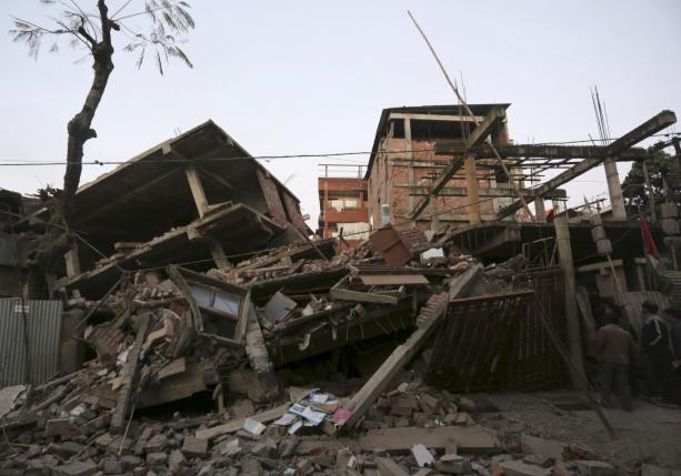 People look at damaged residential houses after an earthquake in Imphal, India, January 4, 2016. Photo: Reuters