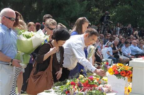 Parents, center, of a Japanese victim in an earthquake, offer flowers during a memorial ceremony in Christchurch, New Zealand Monday, Feb. 22, 2016. Photo: AP