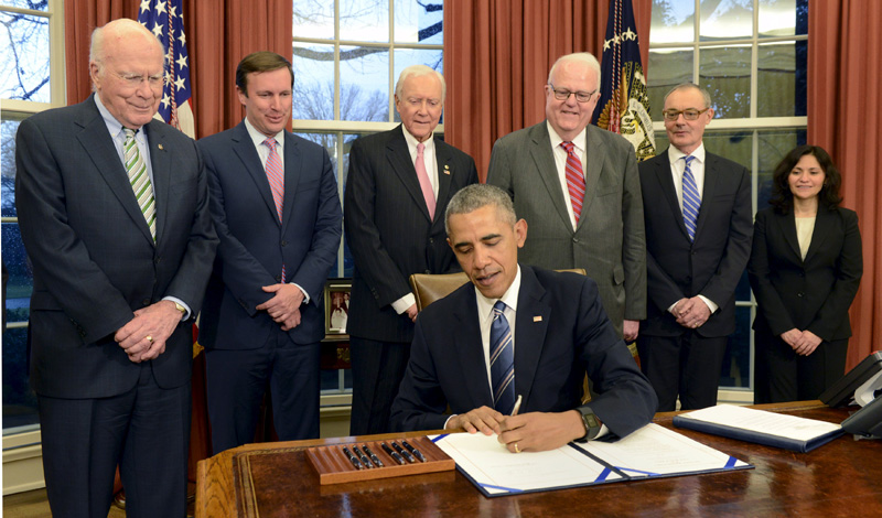 US President Barack Obama signs HR 1428, The Judicial Redress Act of 2015 in the Oval Office of the White House, in Washington, February 24, 2016. Photo: Reuters