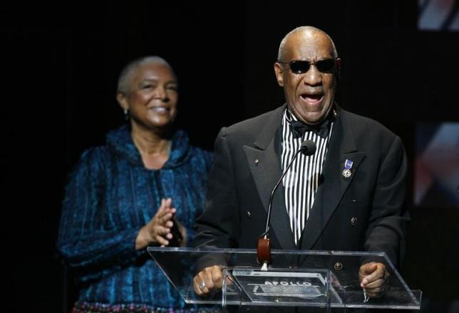 Comedian Bill Cosby addresses the crowd in front of his wife, Camille Cosby, after being honored during the Apollo Theatre's 75th anniversary gala in New York, June 8, 2009.     REUTERS/Lucas Jackson