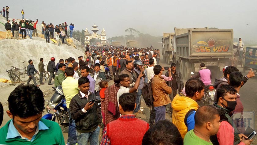 Vehicles enter Nepal via Birgunj-Raxaul border point after local traders remove protesters from the border