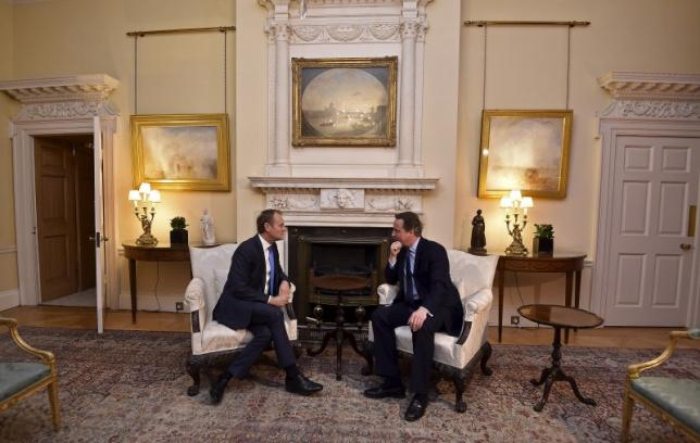 Prime Minister David Cameron (R) speaks with European Council President Donald Tusk at Downing Street in London, Britain, January 31, 2016.  REUTERS/Toby Melville